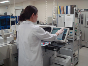 自動血液凝固分析装置CP-2000を用いて測定を行っている様子。