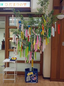 患者図書館前の七夕飾り（７月）