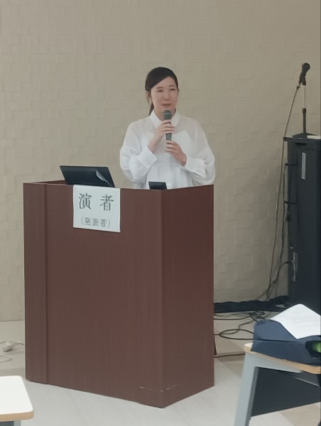第24回医科学研究発表会で発表する様子