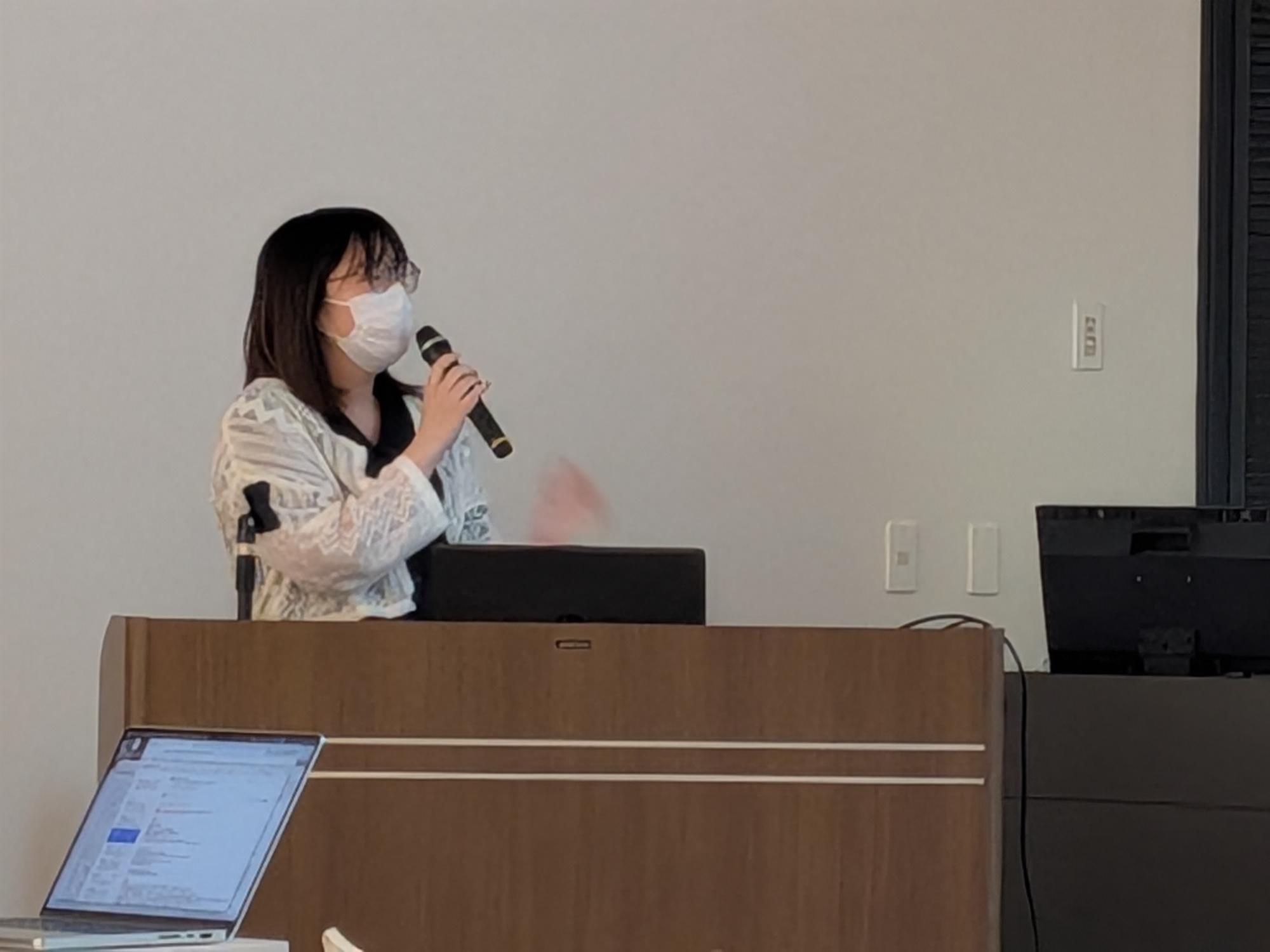 症例検討会で発表する様子