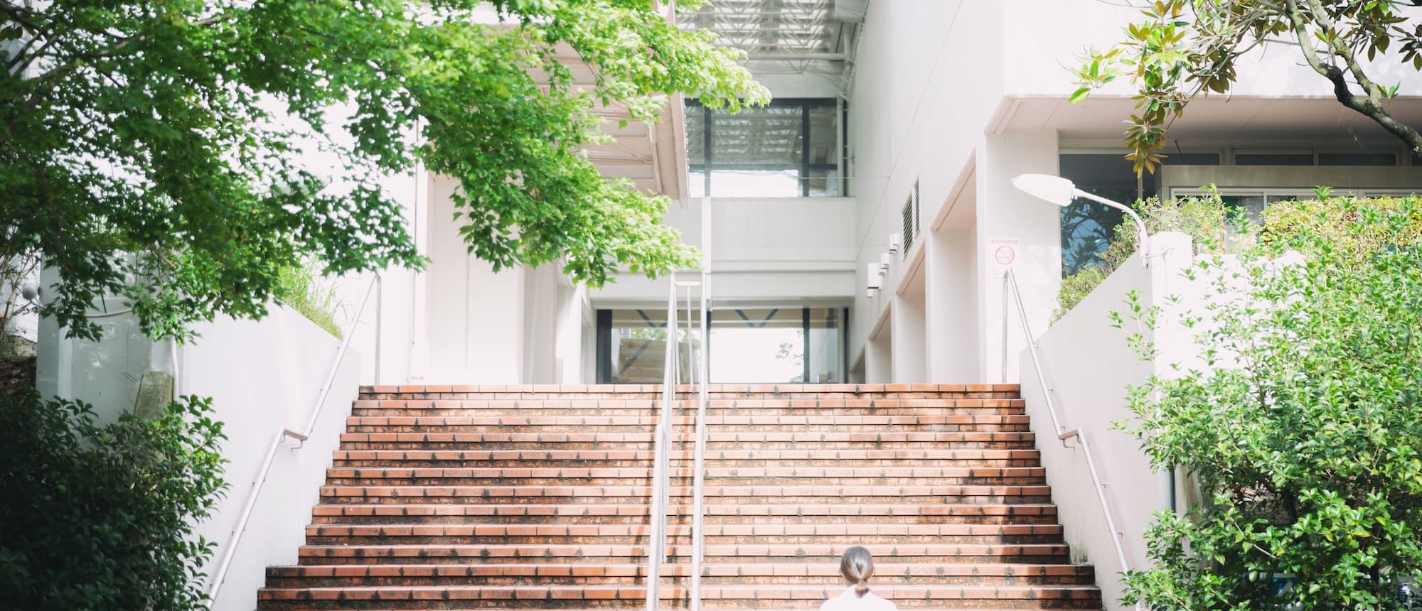 写真：校内のレンガ調の階段