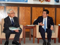 中村知事へ白書伝達