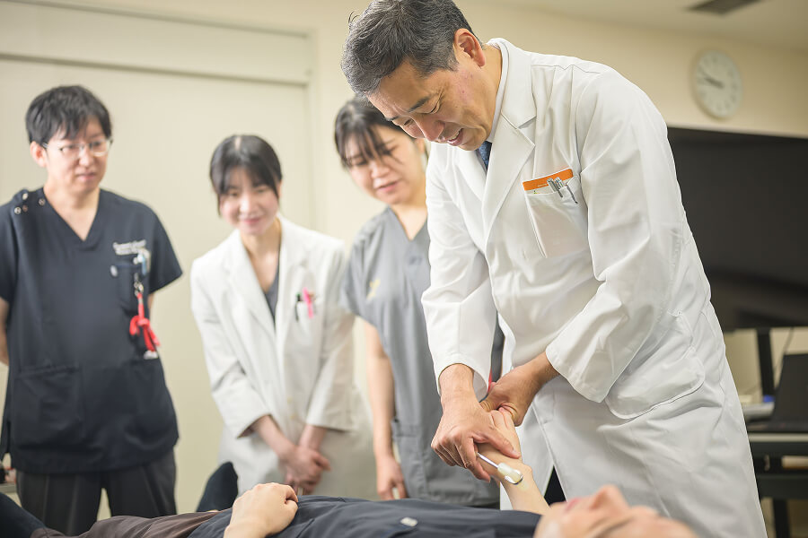 写真:診察を指導している様子