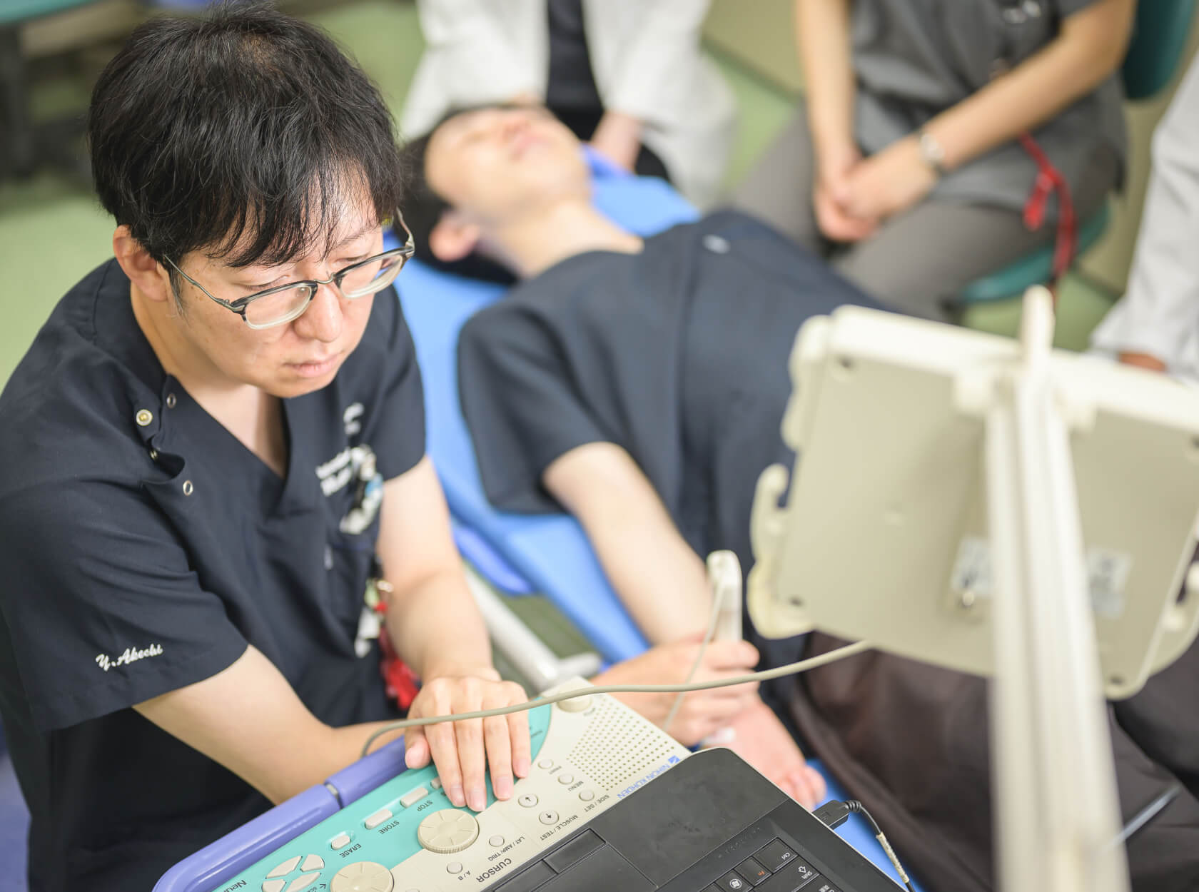 写真:神経伝導検査をしている様子