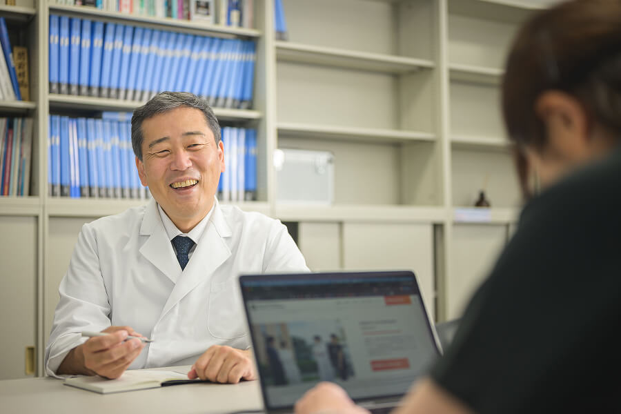 写真:教授が学生と談笑している様子