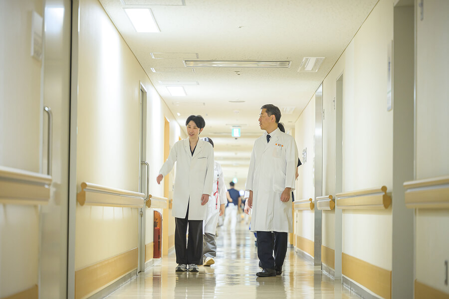 写真:病棟の廊下を歩く医師