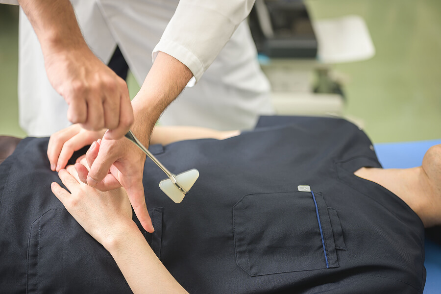 写真:腱反射の診察の様子