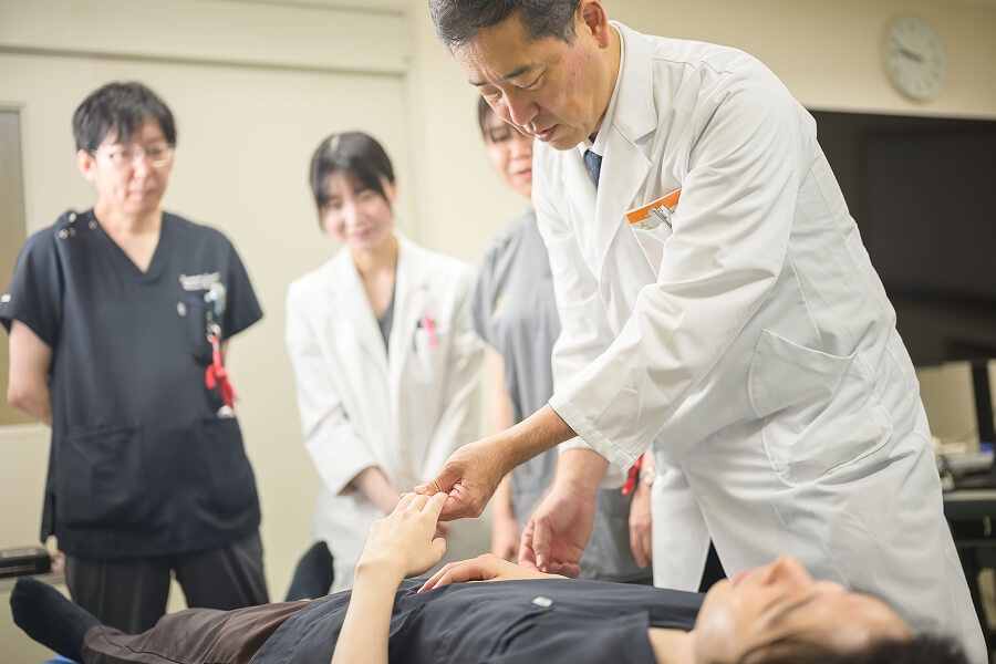 写真:診察を指導している様子