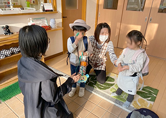 画像:愛媛大学附属病院内の保育施設では、勤務に合わせた受け入れ態勢を整えています