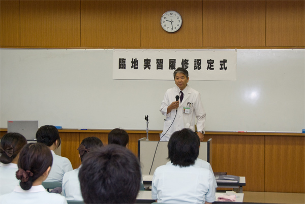 挨拶する安川学部長