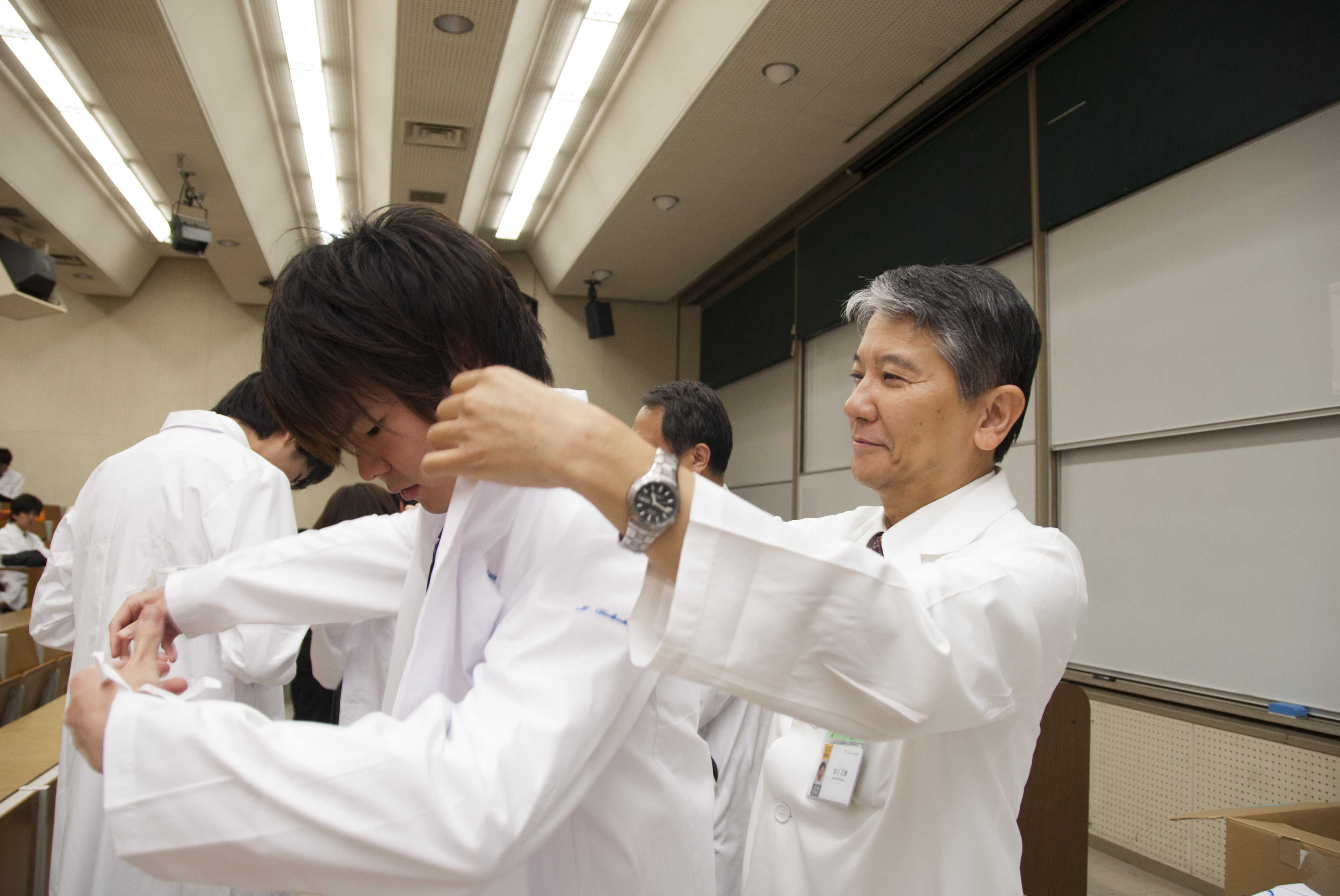 白衣を授与する安川学部長