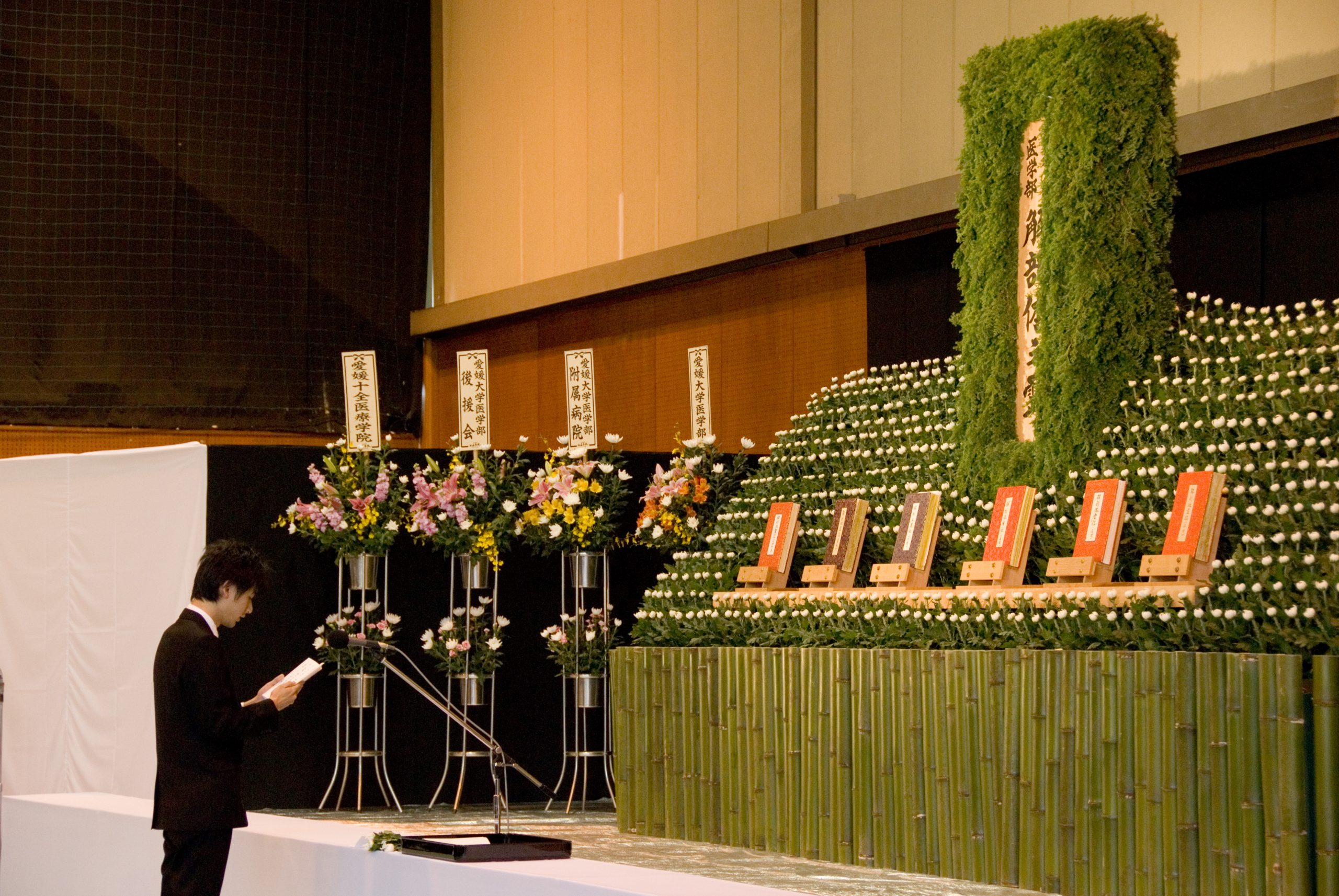 医学部において解剖体慰霊祭を実施