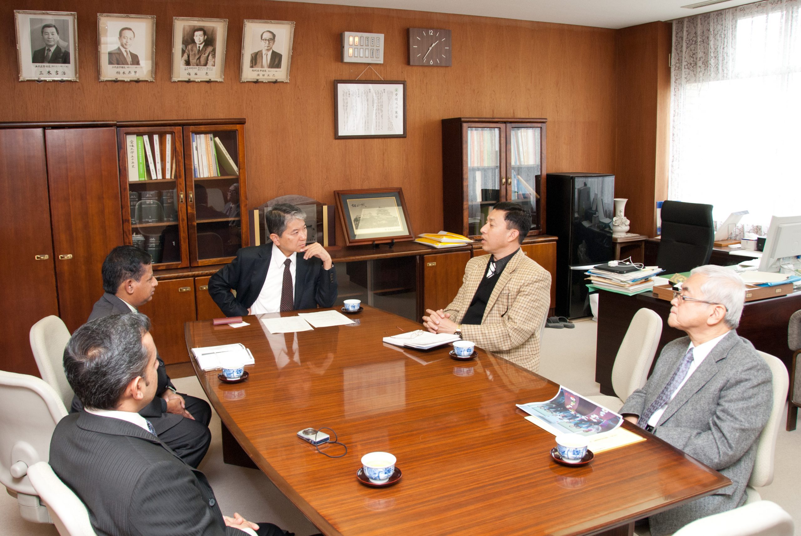 トリブバン大学医学校副学部長が柳澤康信学長および安川正貴医学部長を表敬訪問しました