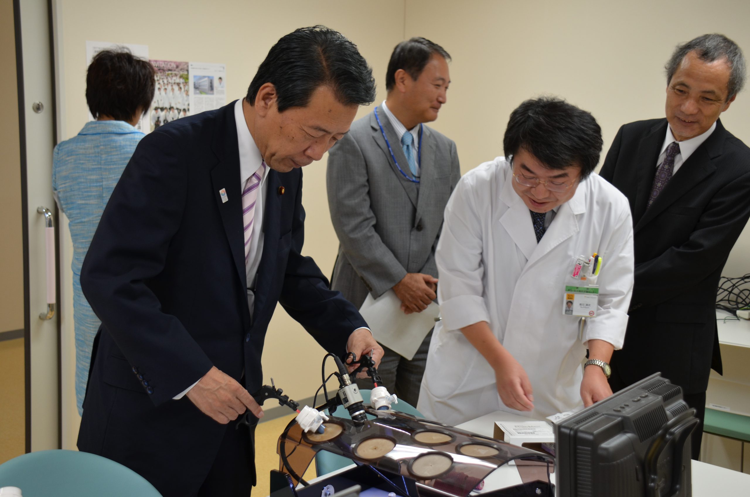 平野博文文部科学大臣らが本学のプロテオ医学研究センターなどを視察しました【9月10日(月)】