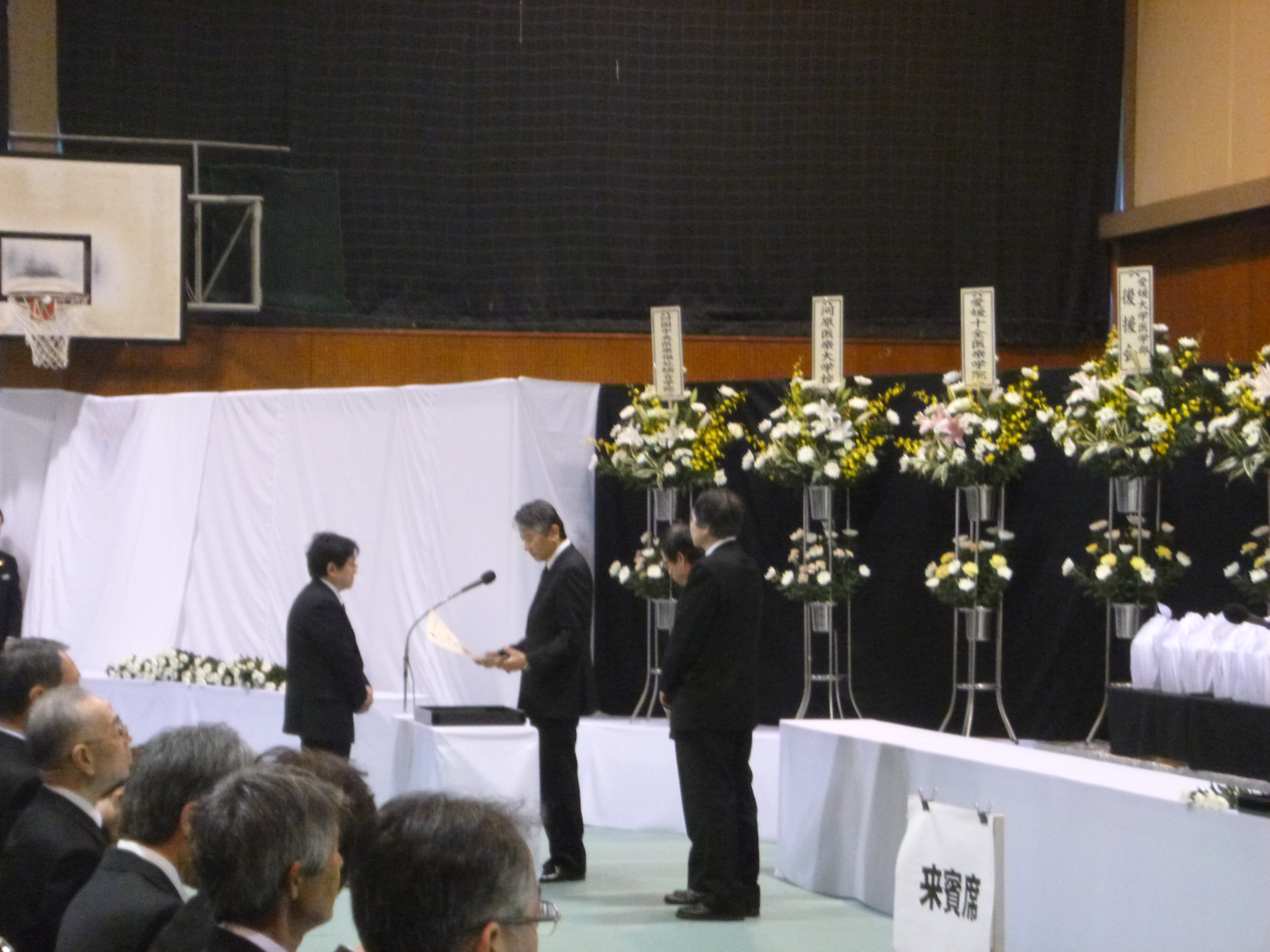 感謝状をお渡しする安川医学部長