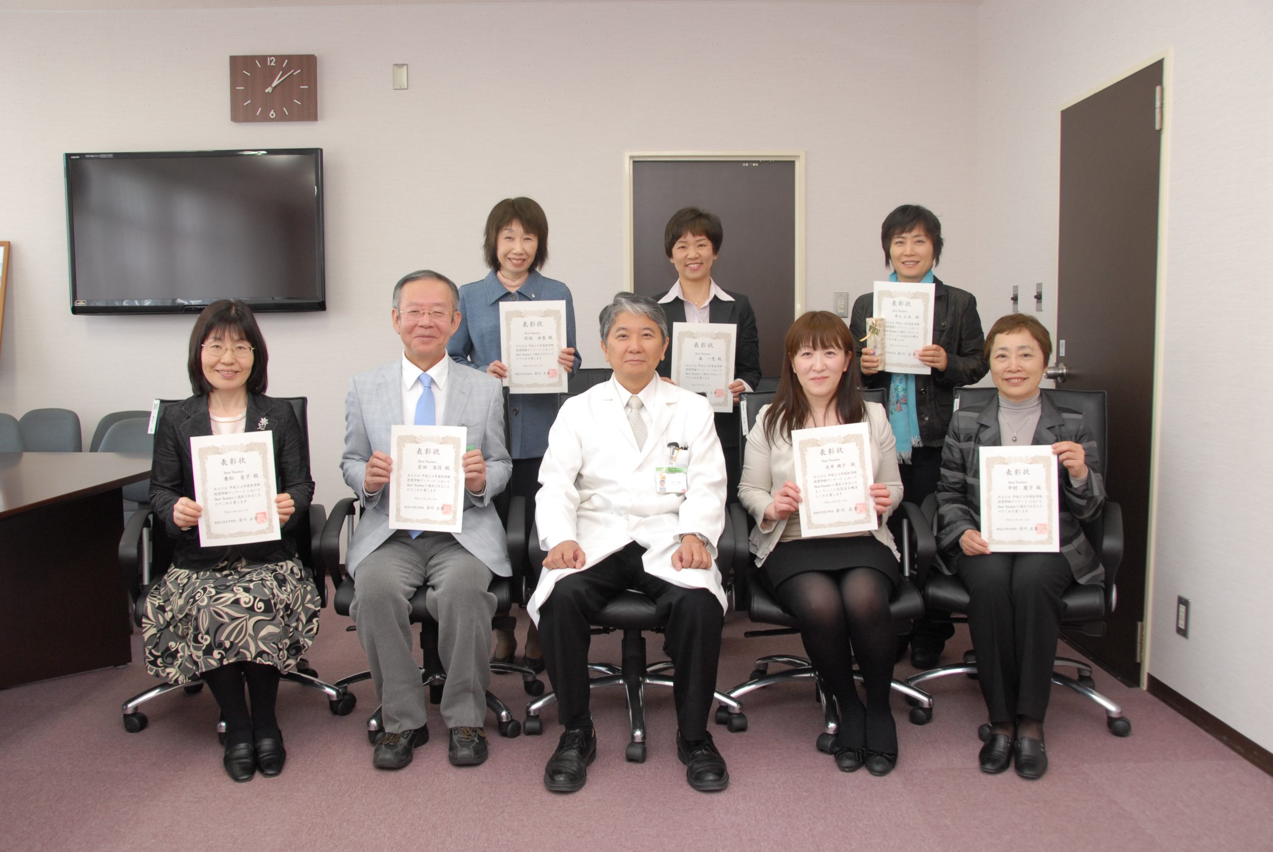 平成24年度医学部看護学科ベストティーチャー表彰状授与式を実施しました