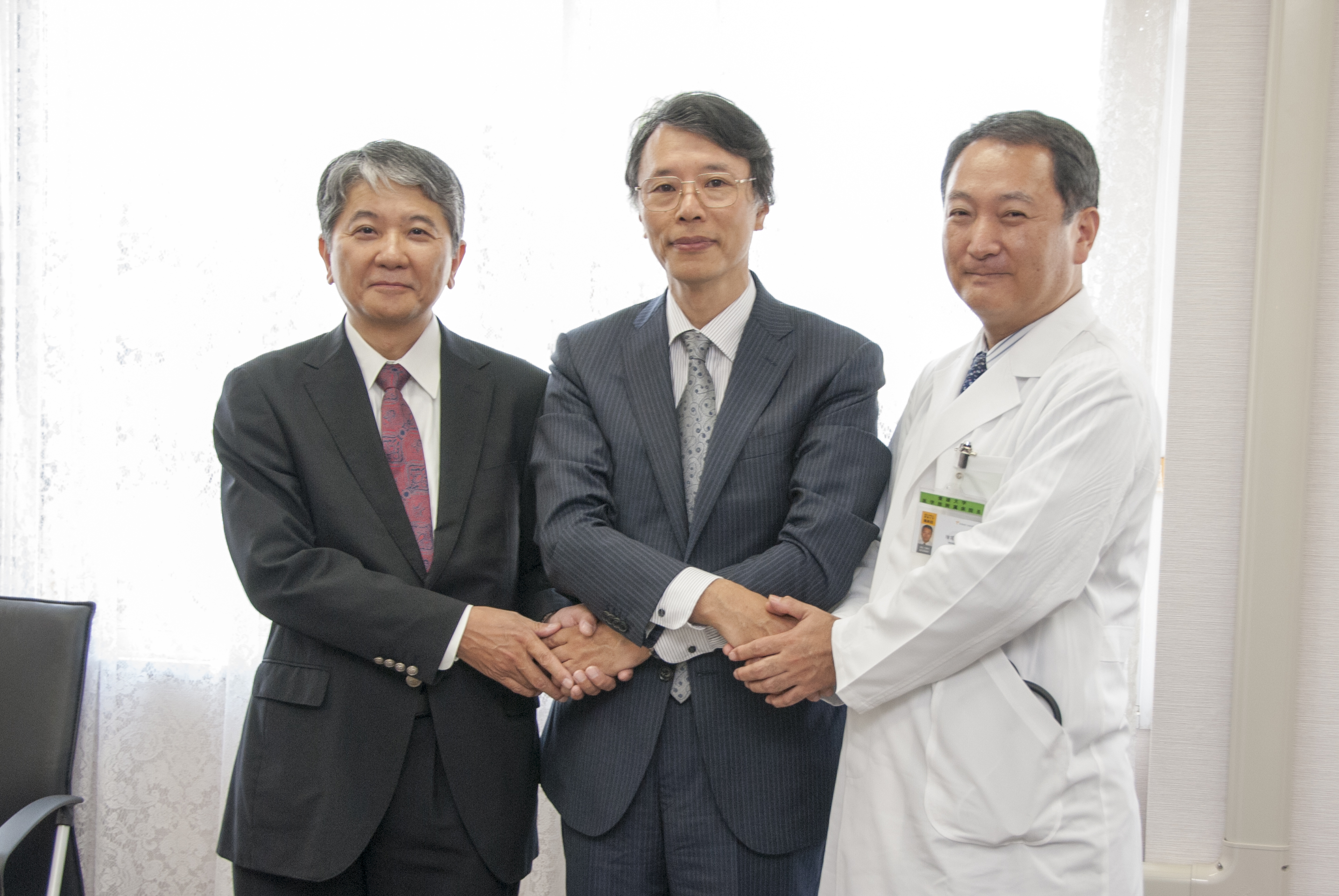 松山大学と本学の新たな段階へ向けての堅い握手