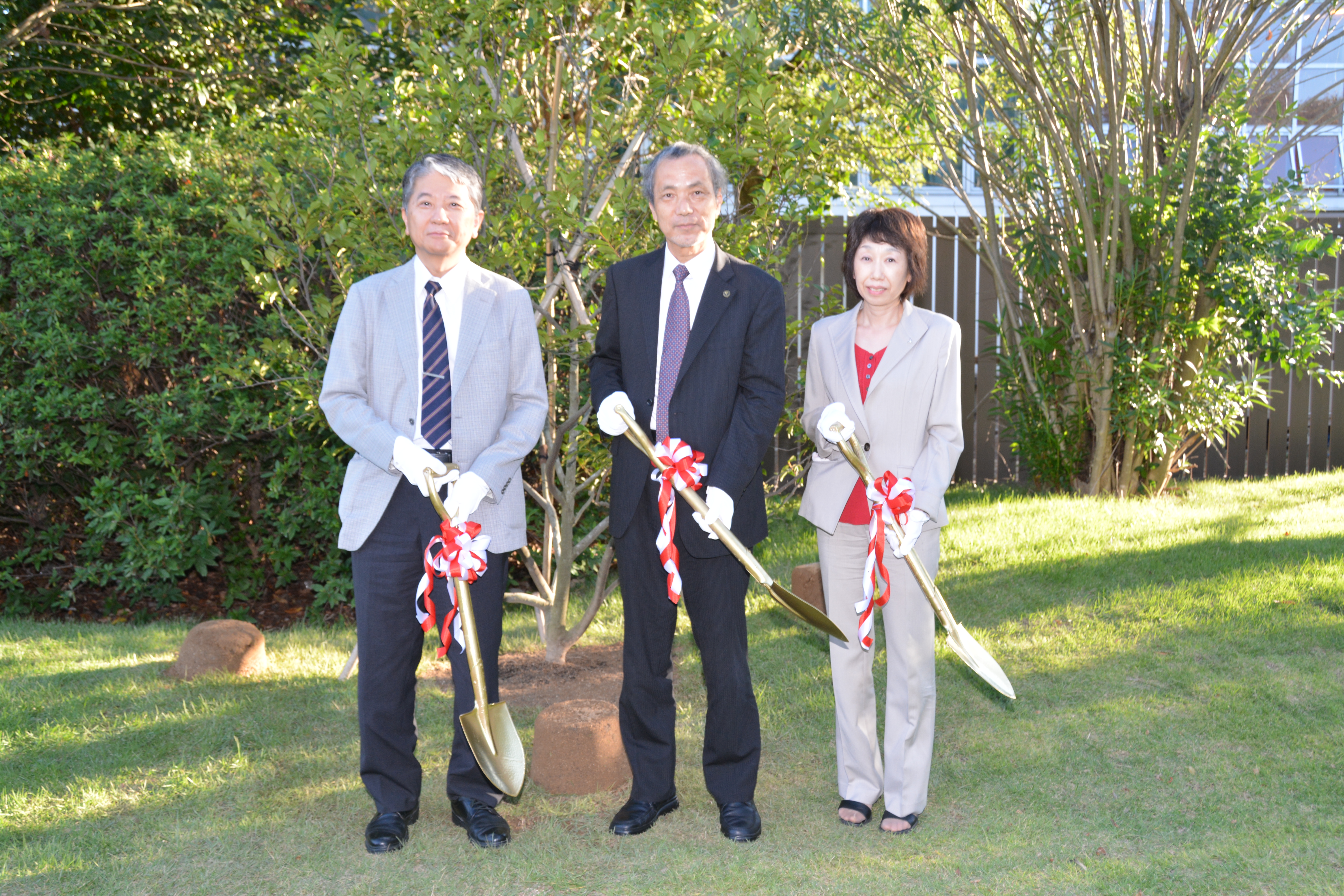 左から安川学部長，柳澤学長，佐伯看護学科長