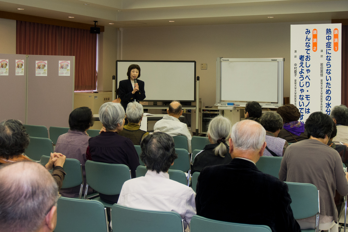 挨拶する佐伯看護学科長