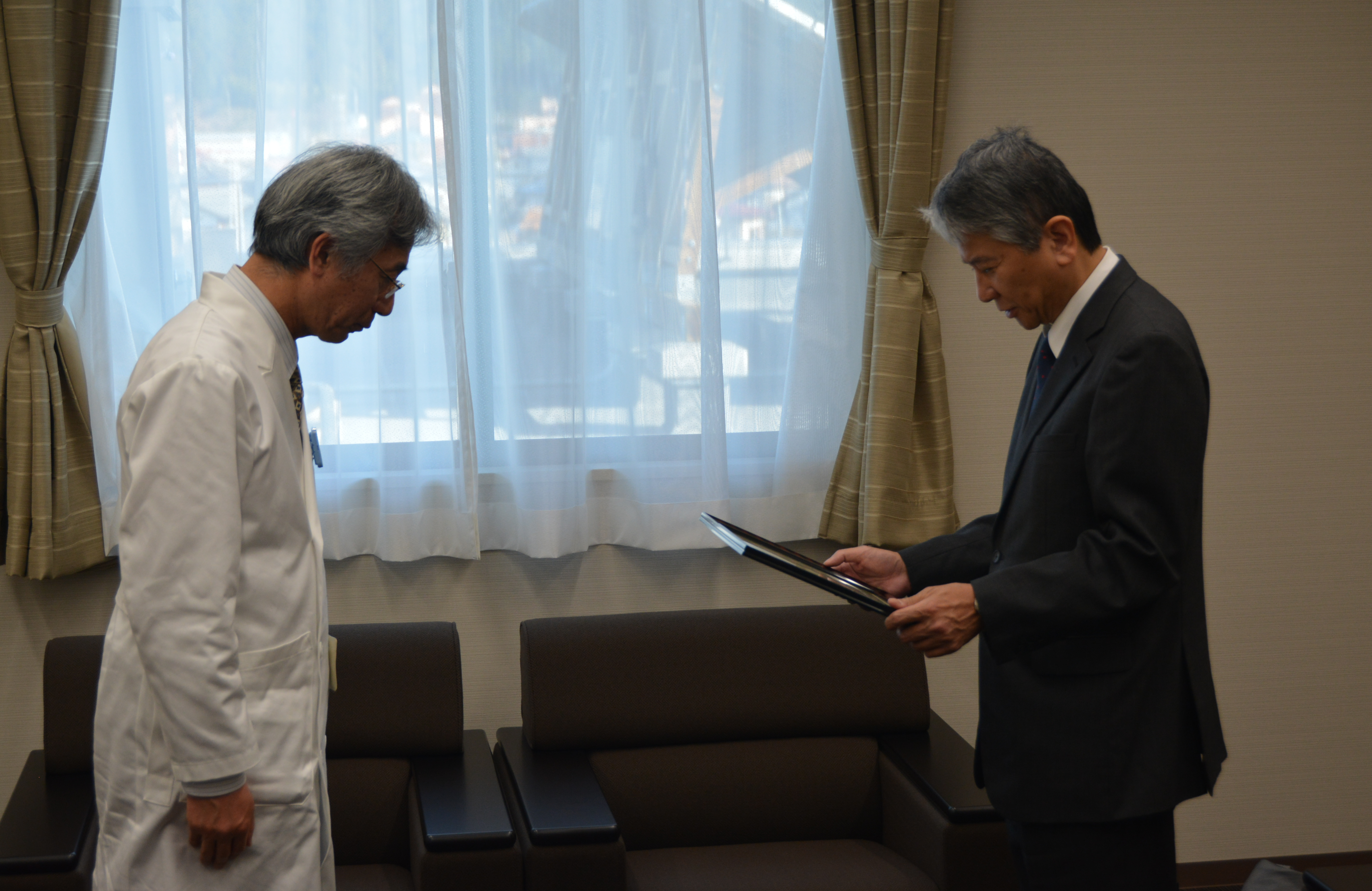 末光西予市民病院長に感謝状を手渡す安川研究科長