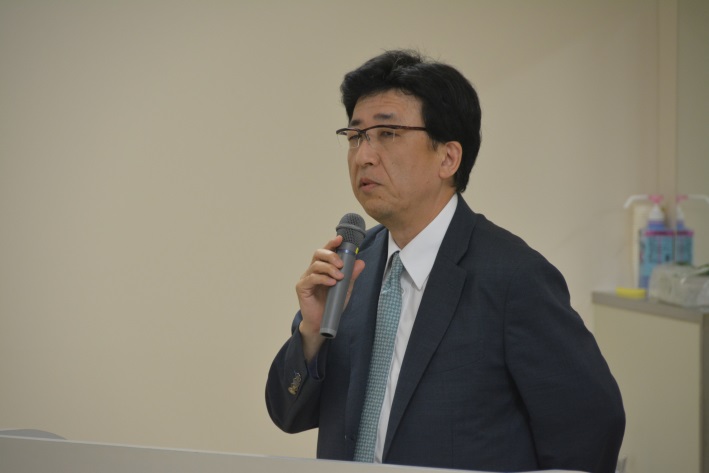 開会の挨拶をする渡部副病院長