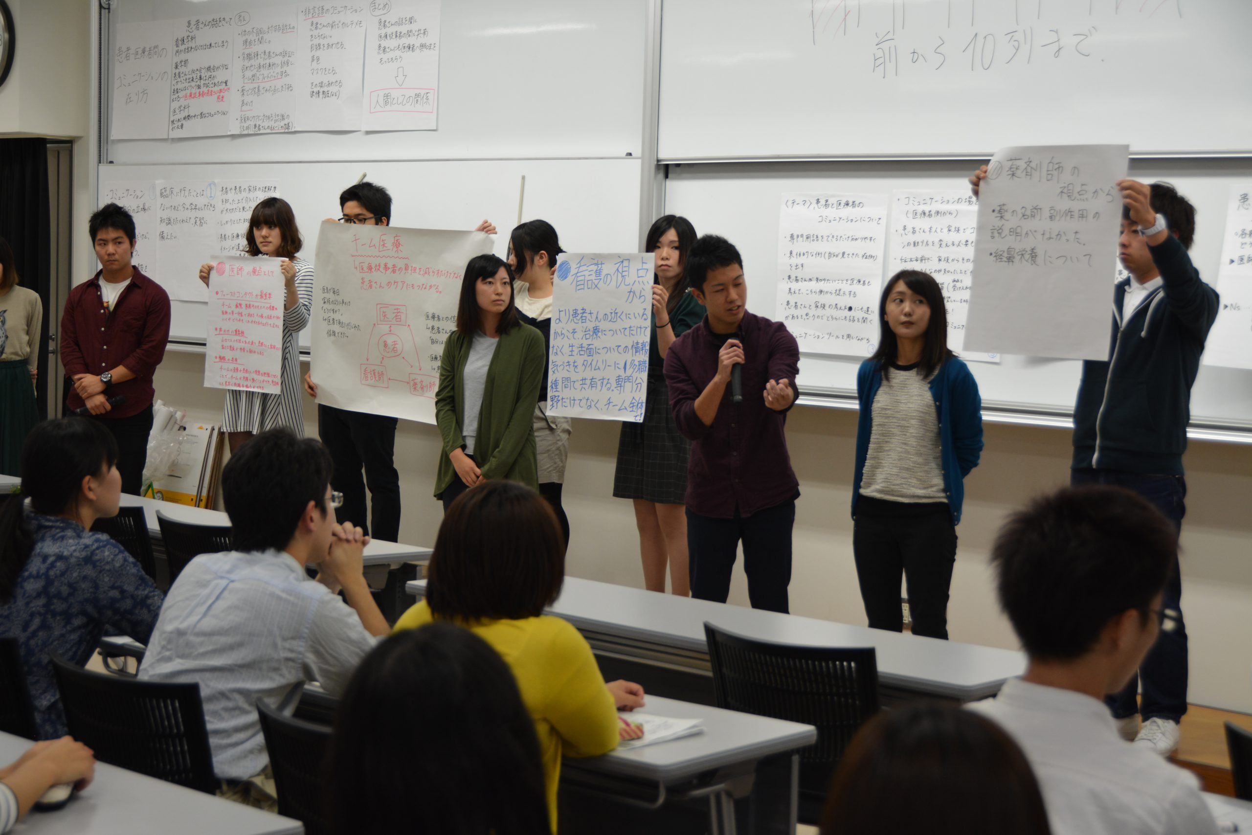 平成27年度「チーム医療学習カリキュラム－薬学部・医学科・看護学科合同授業－」を実施しました【10月7日（水）】