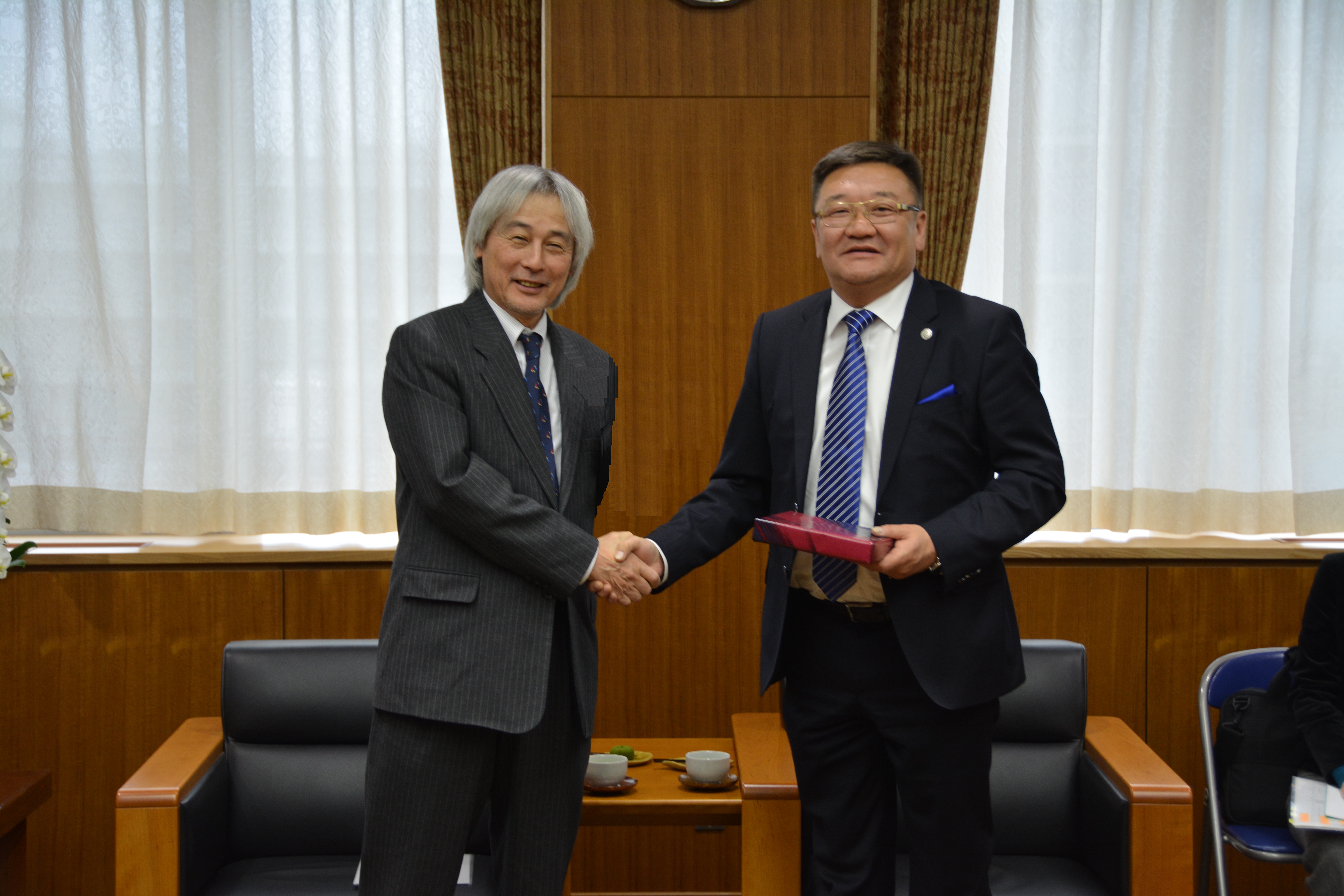 大橋学長（左）を表敬訪問するバトバータル学長（右）