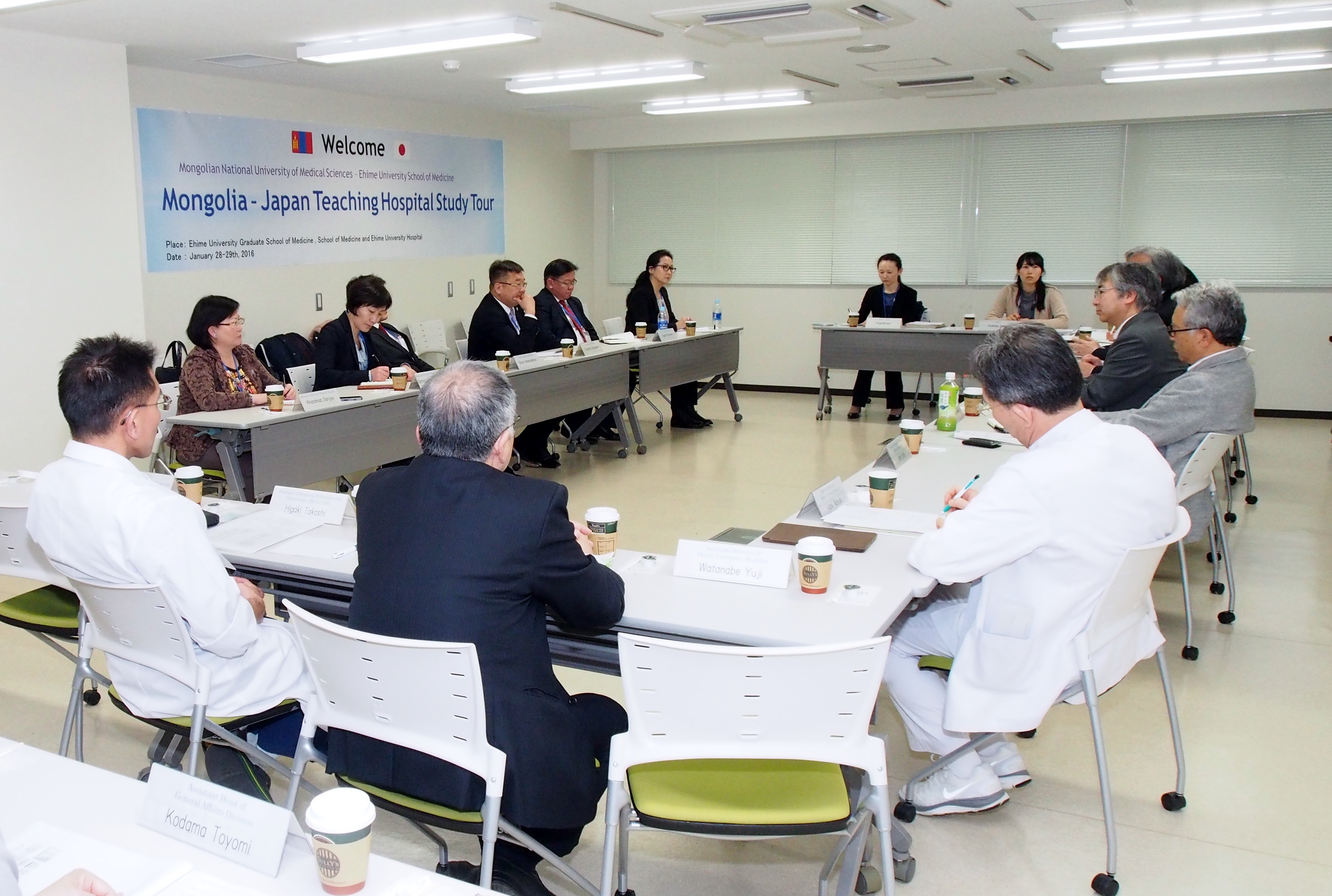 意見交換するモンゴル訪問団と徳島大学，本学関係者