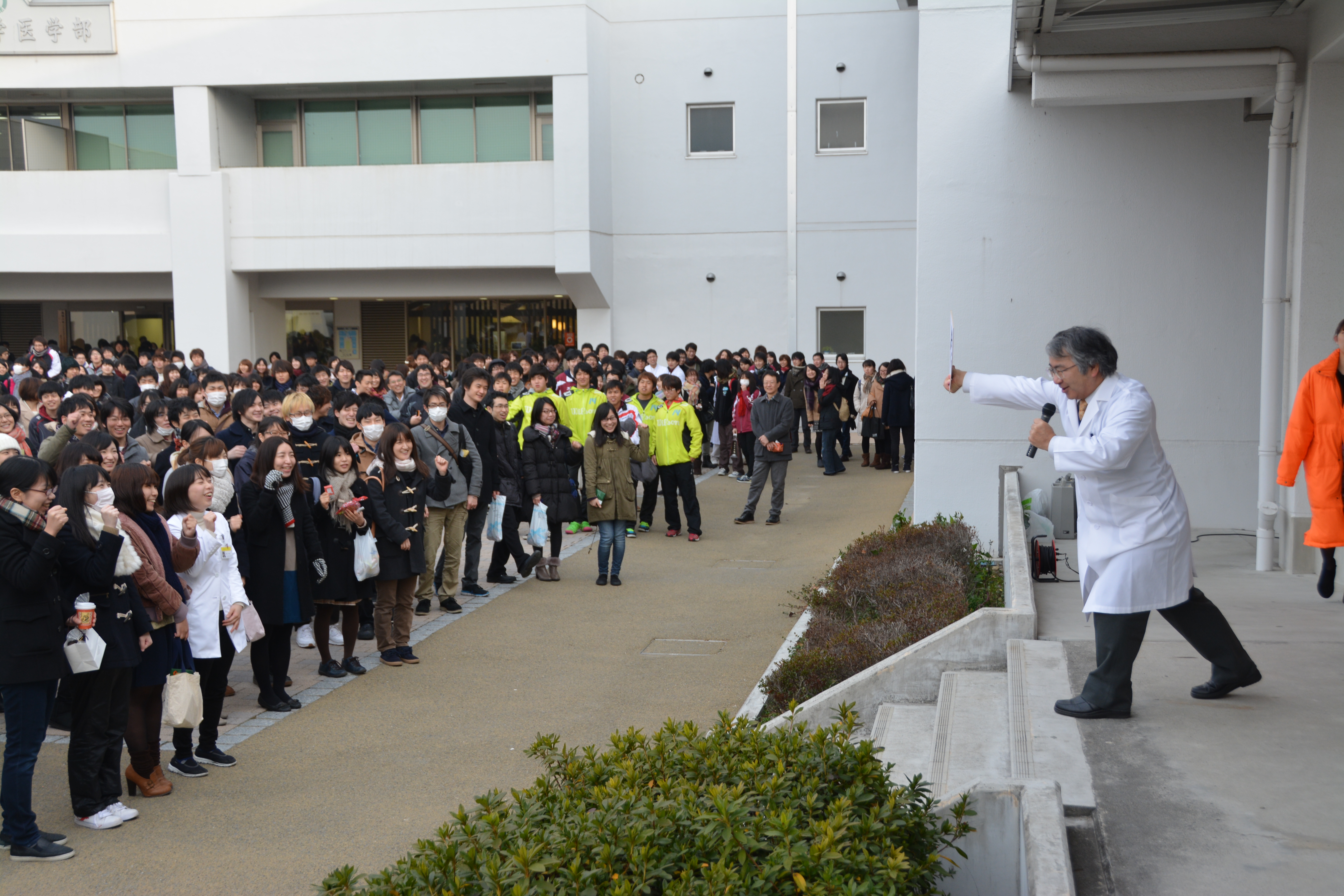 激励の言葉を送る満田研究科長