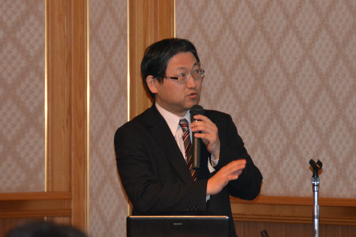 講演を行う佐々木課長