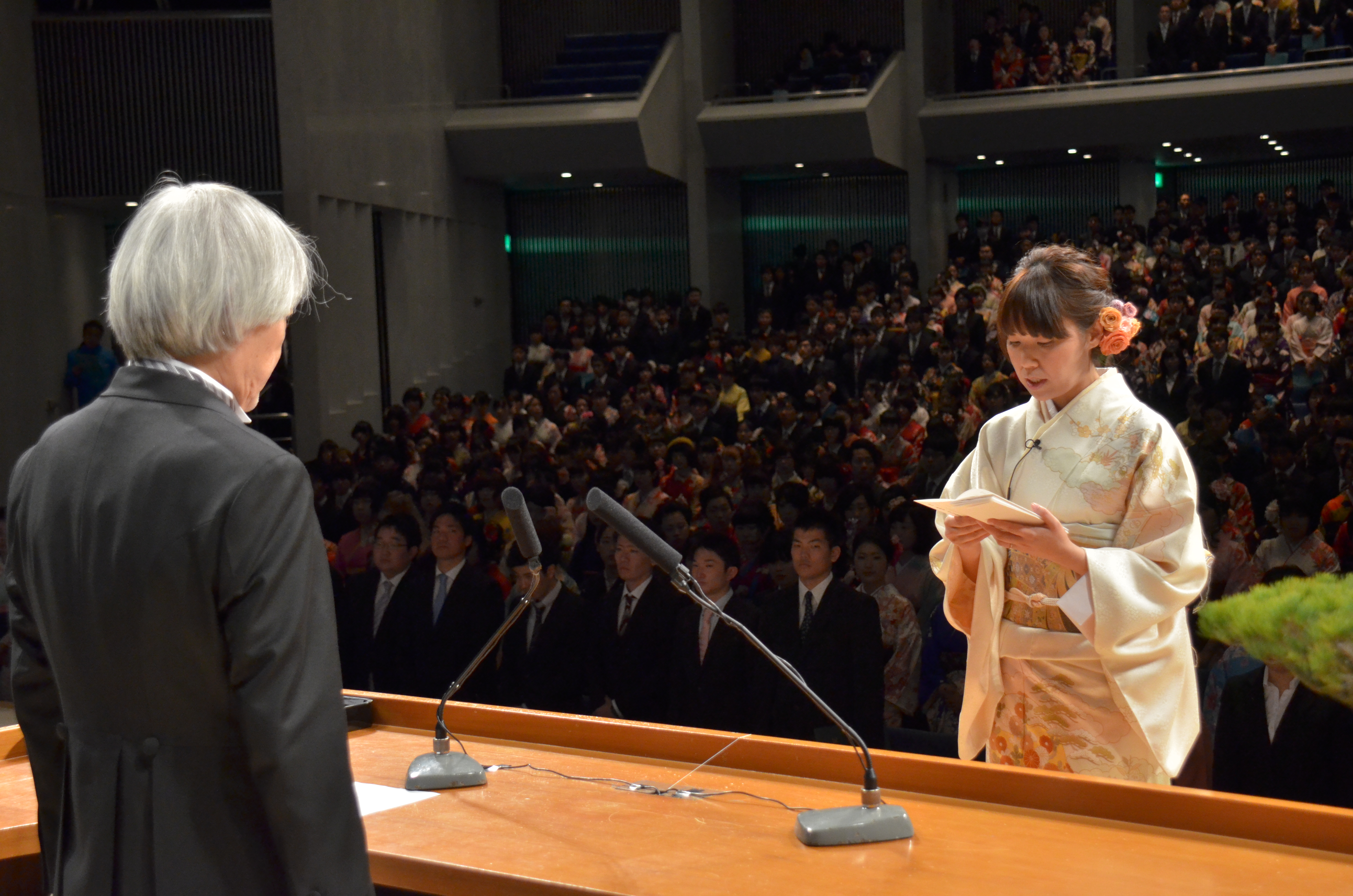 答辞を述べる上本さん