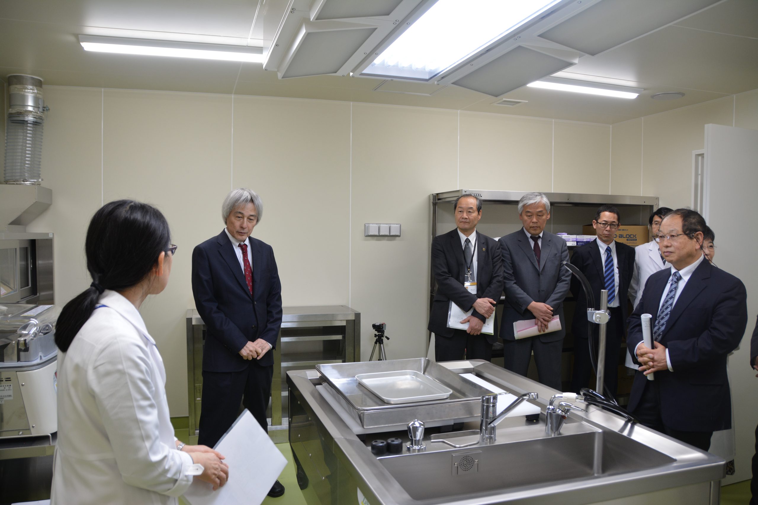 医学部管理棟の竣工を記念し、テープカットを行いました【4月1日（金）】