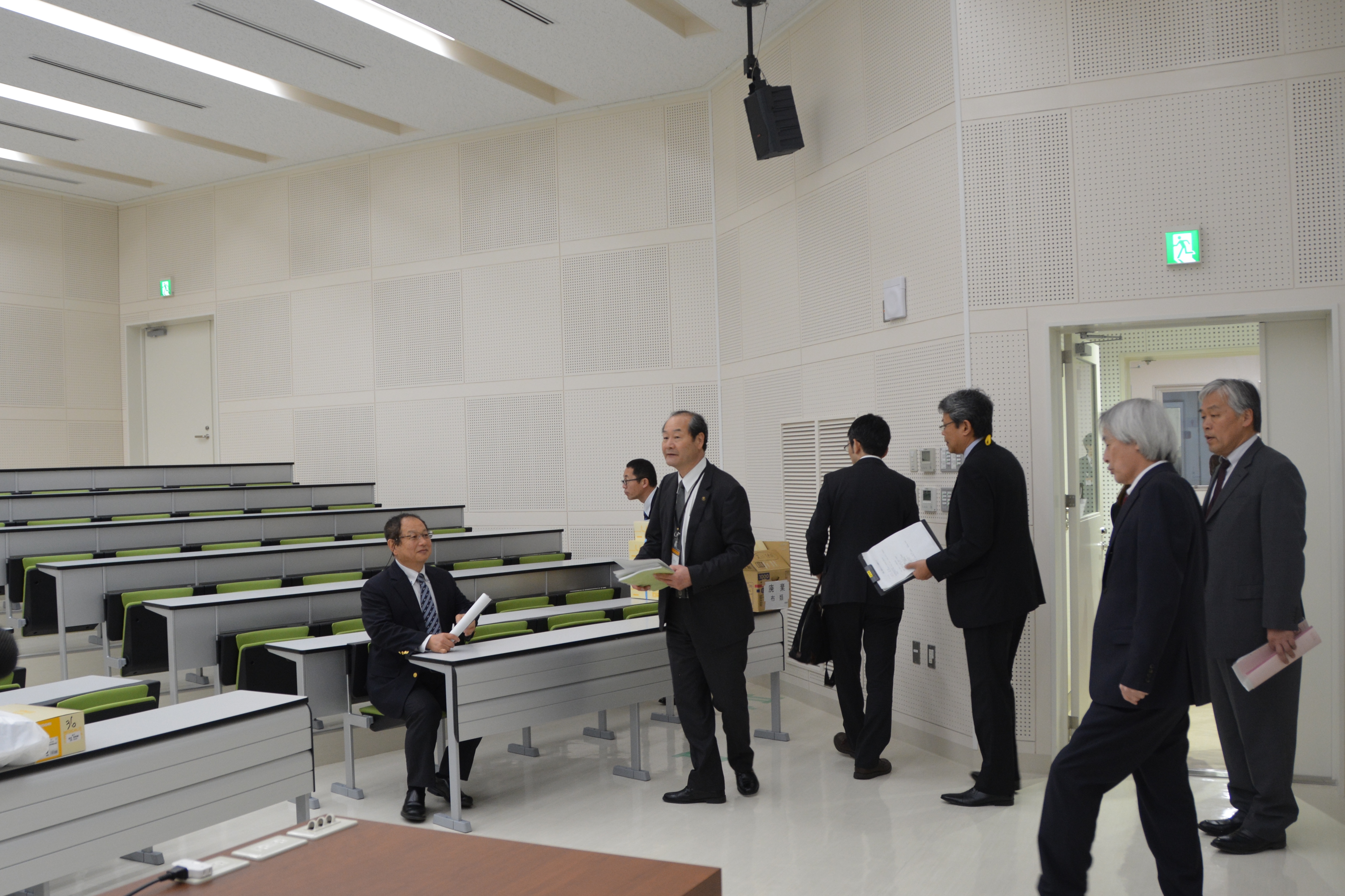 臨床講義室の視察の様子