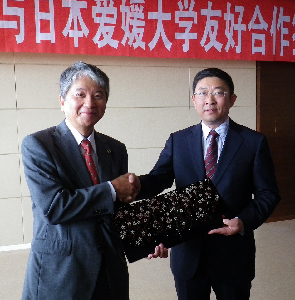 堅い握手を交わす安川副学長と趙副学長(学長代行)