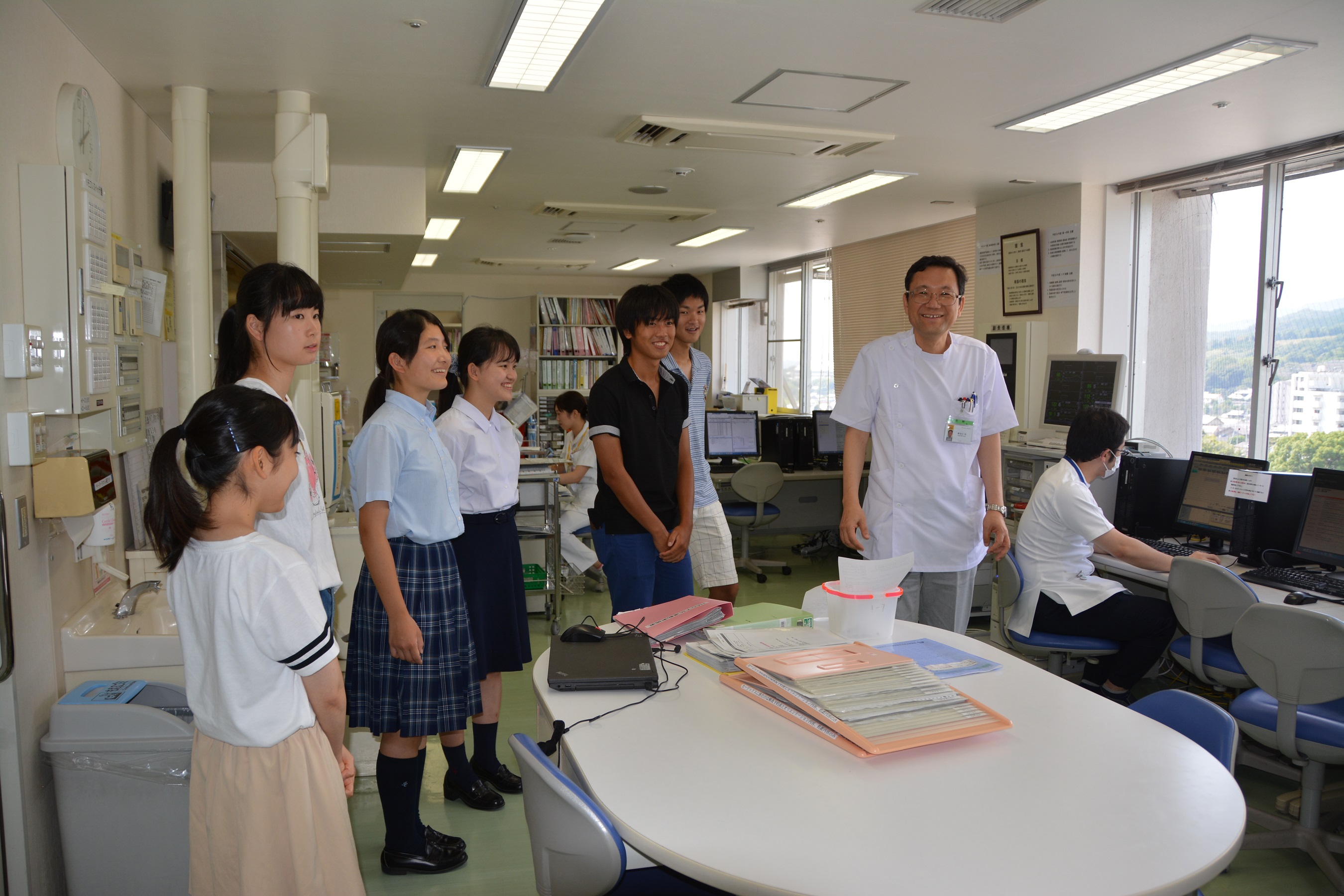 病棟を見学する参加者