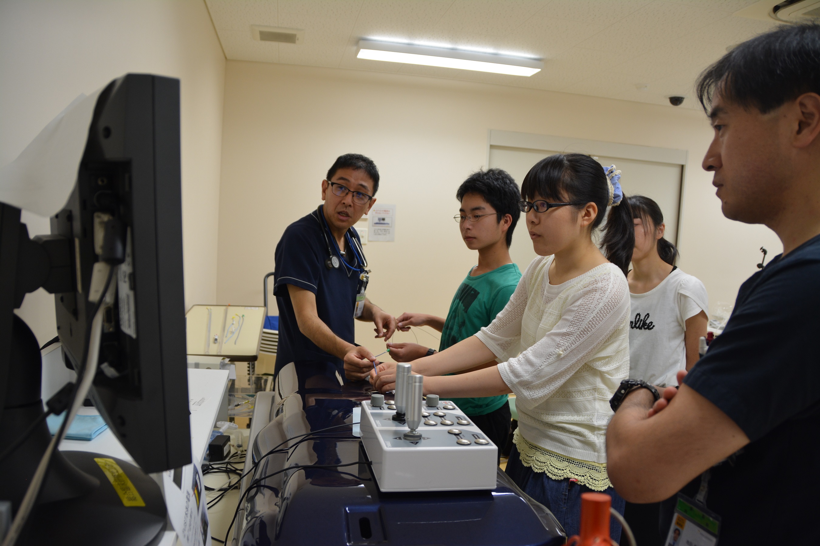 シミュレーターで手術体験をする参加者