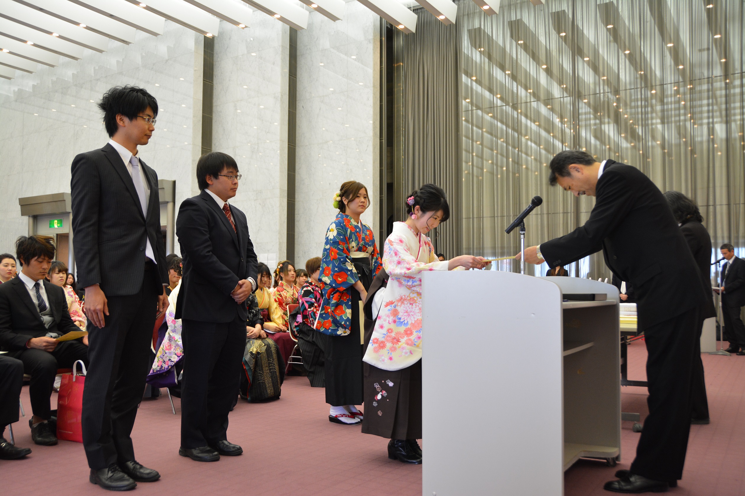 学位記を授与される卒業生