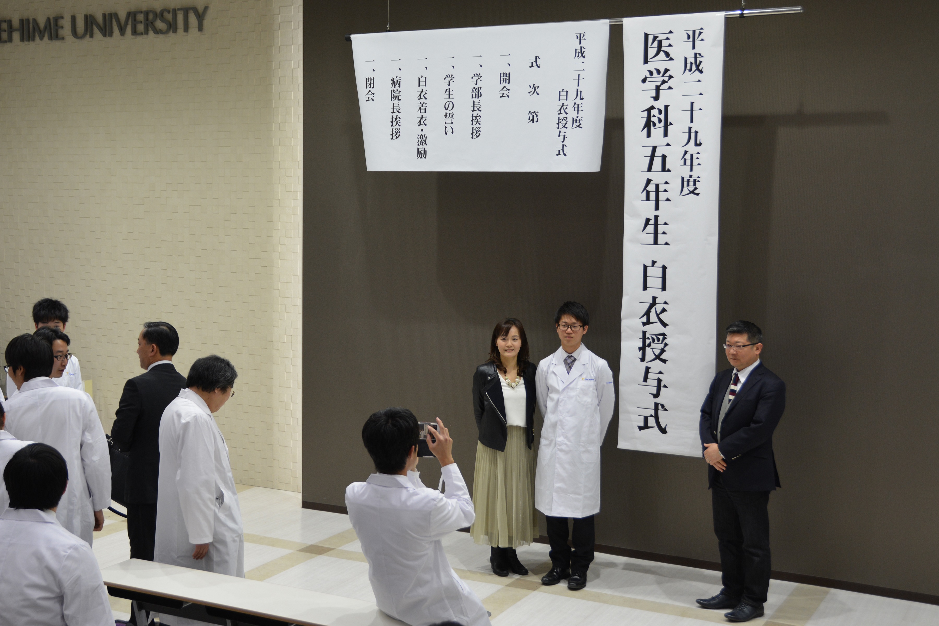 ご家族と写真を撮る学生