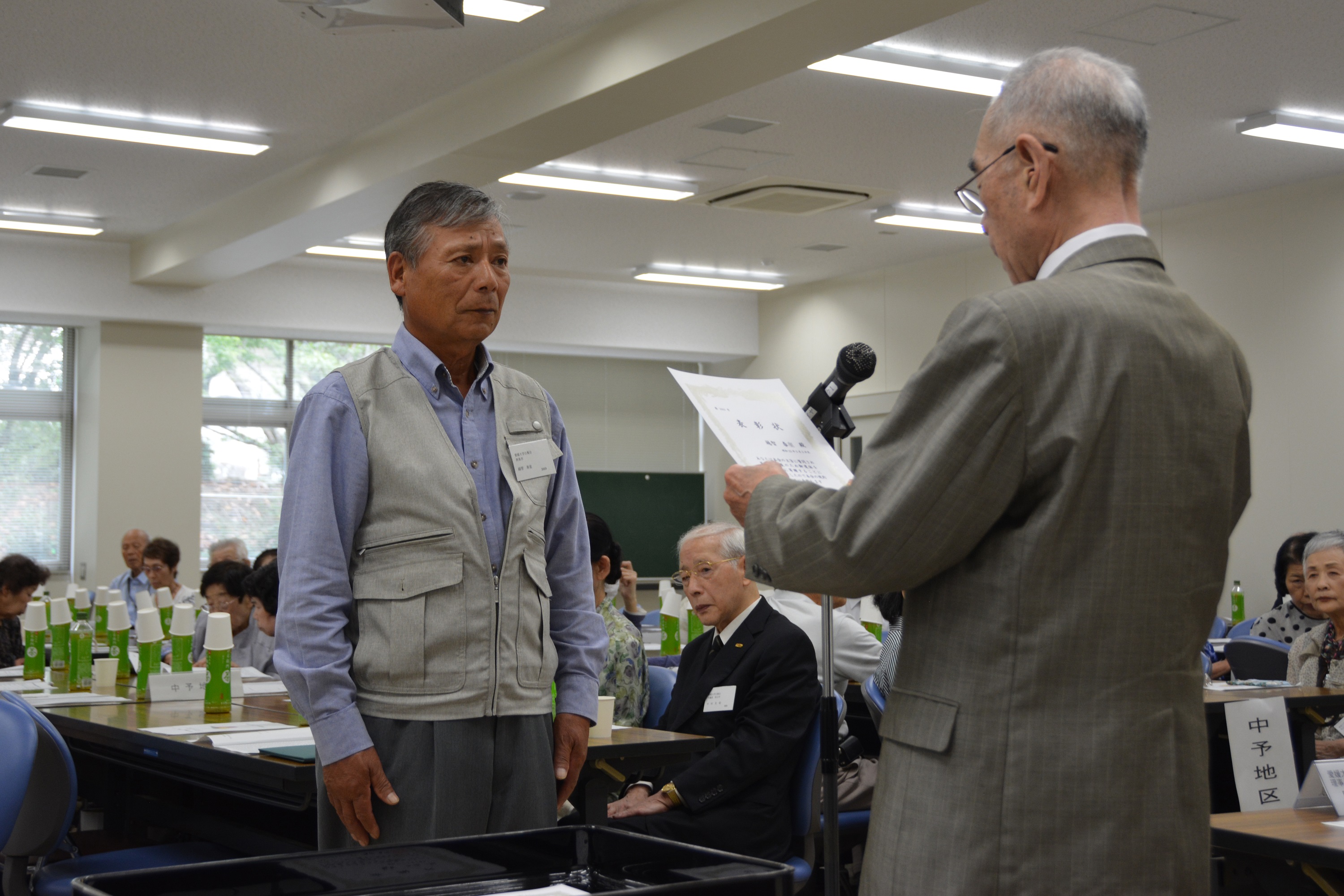 表彰状を受け取る白菊会新会員