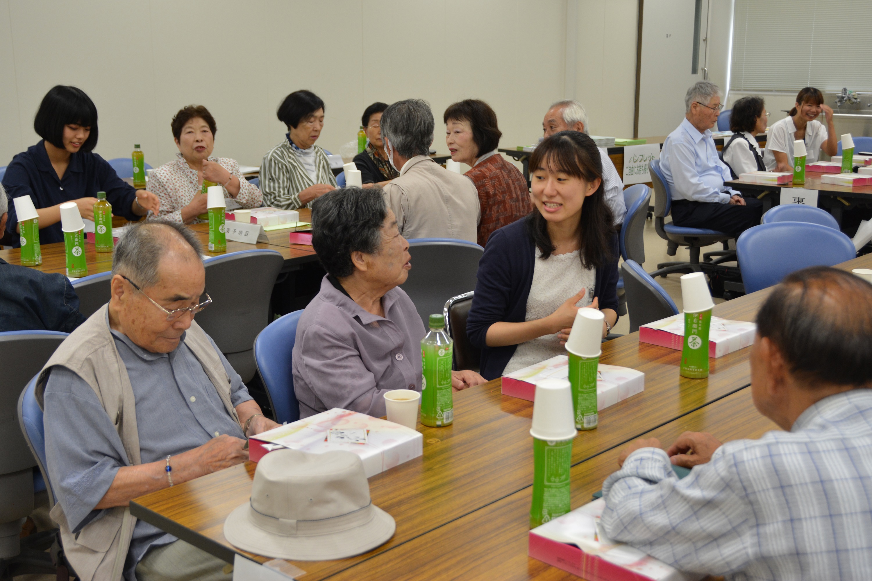 学生と昼食会で懇談
