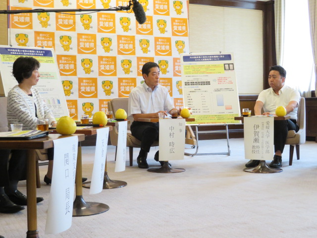 飲食品の感想を述べる中村知事（写真中央）　