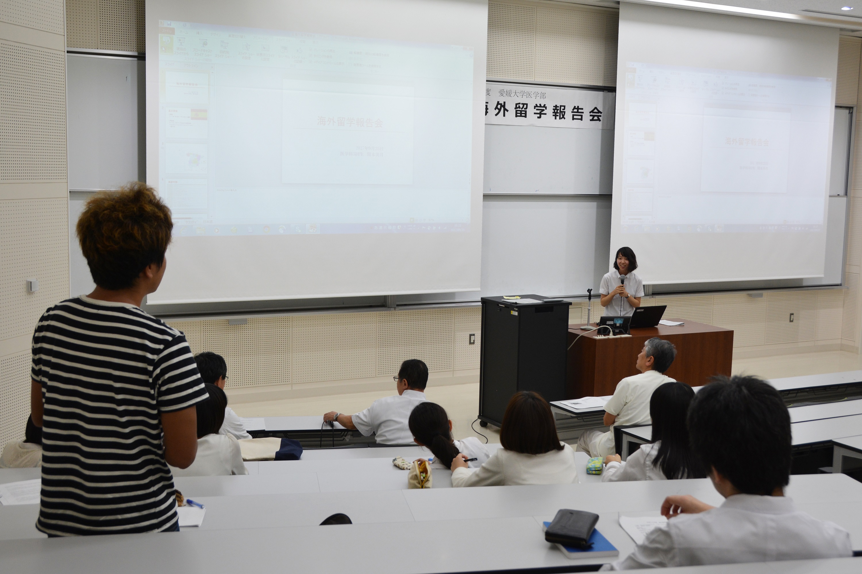 質問をする学生