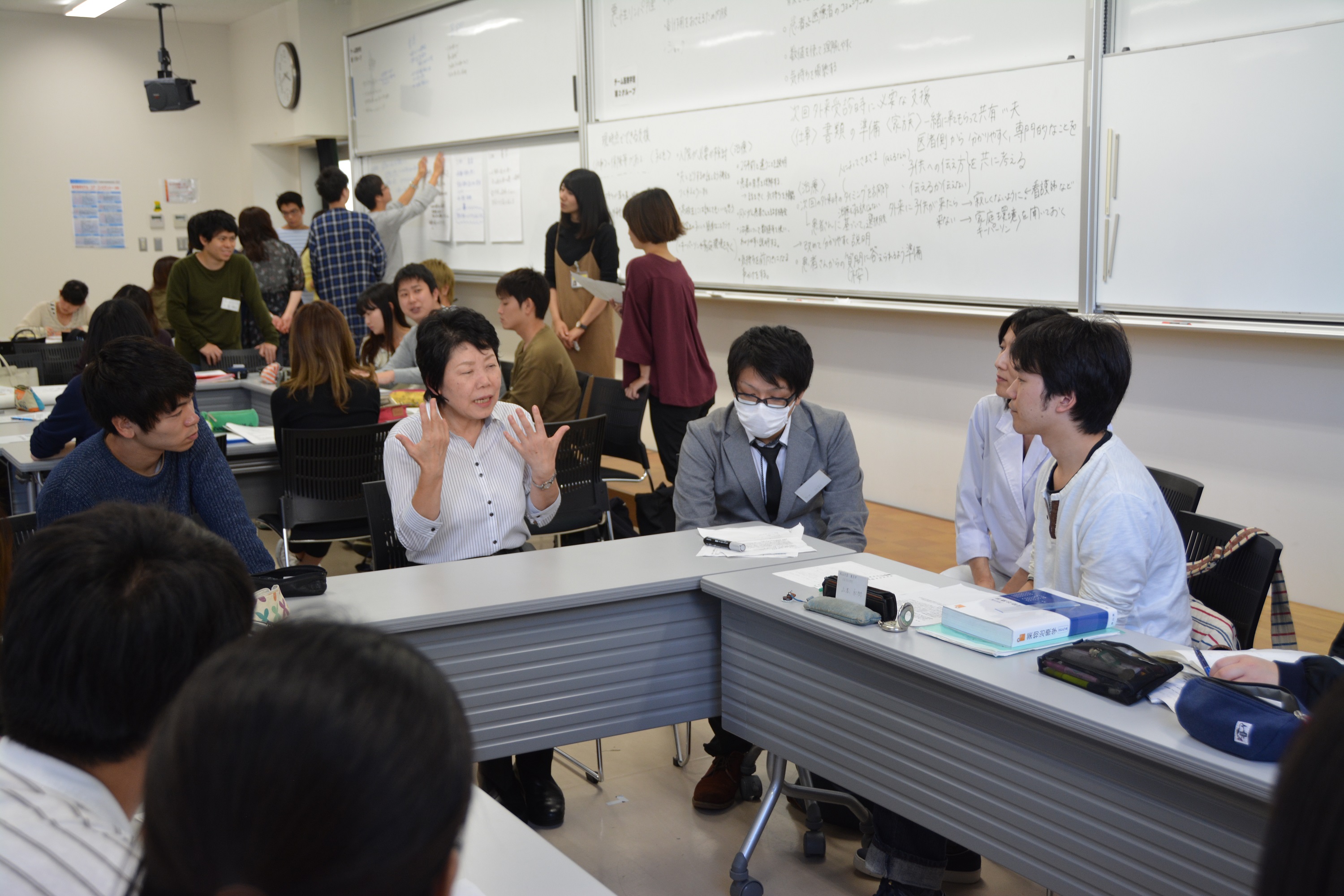 おれんじの会の方の話を真剣に聞く学生