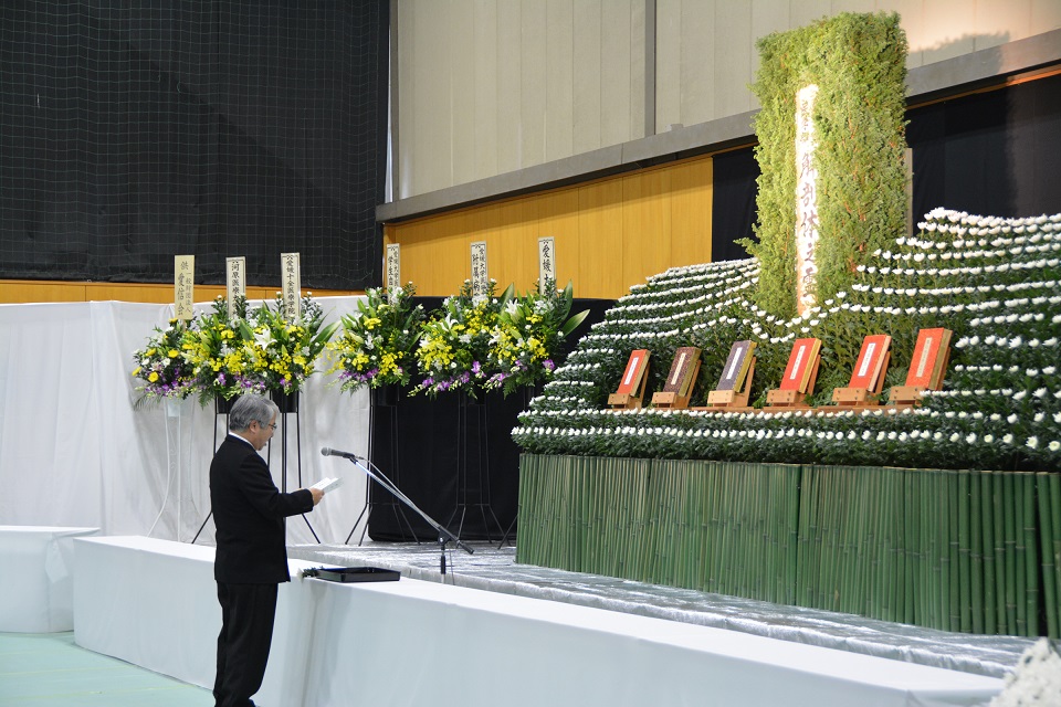 追悼の辞を述べる満田医学部長