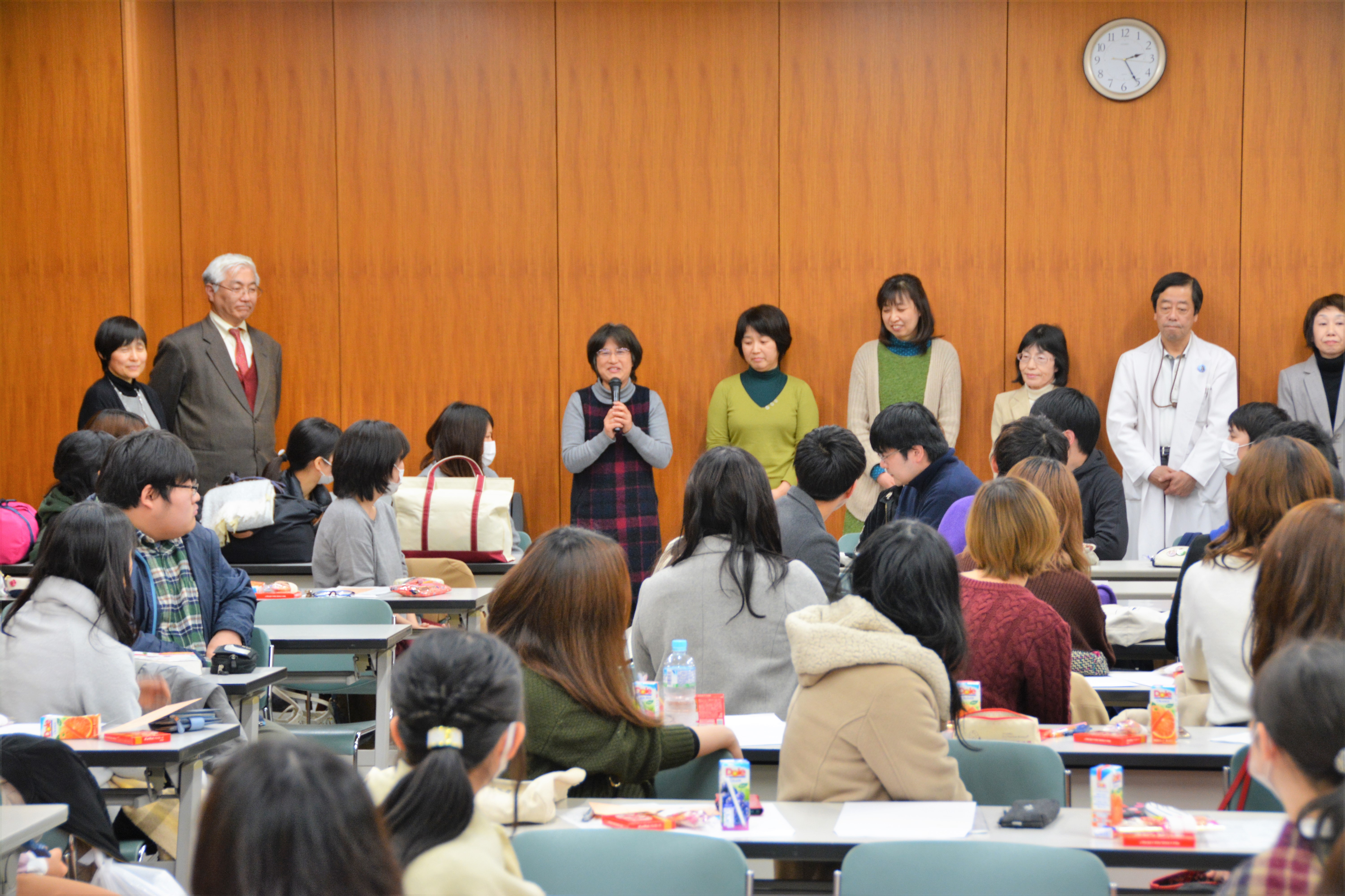 陶山看護学科長らによる激励の様子