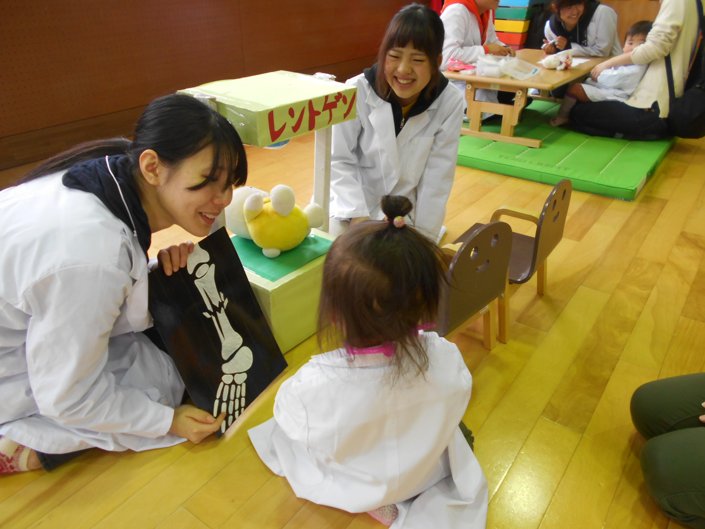 病状を説明する子どもとそれを聞く医学生