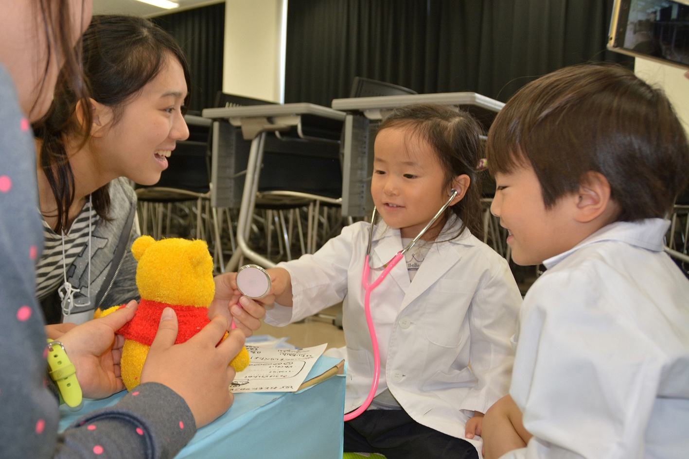 ぬいぐるみの患者を診察するお子さん