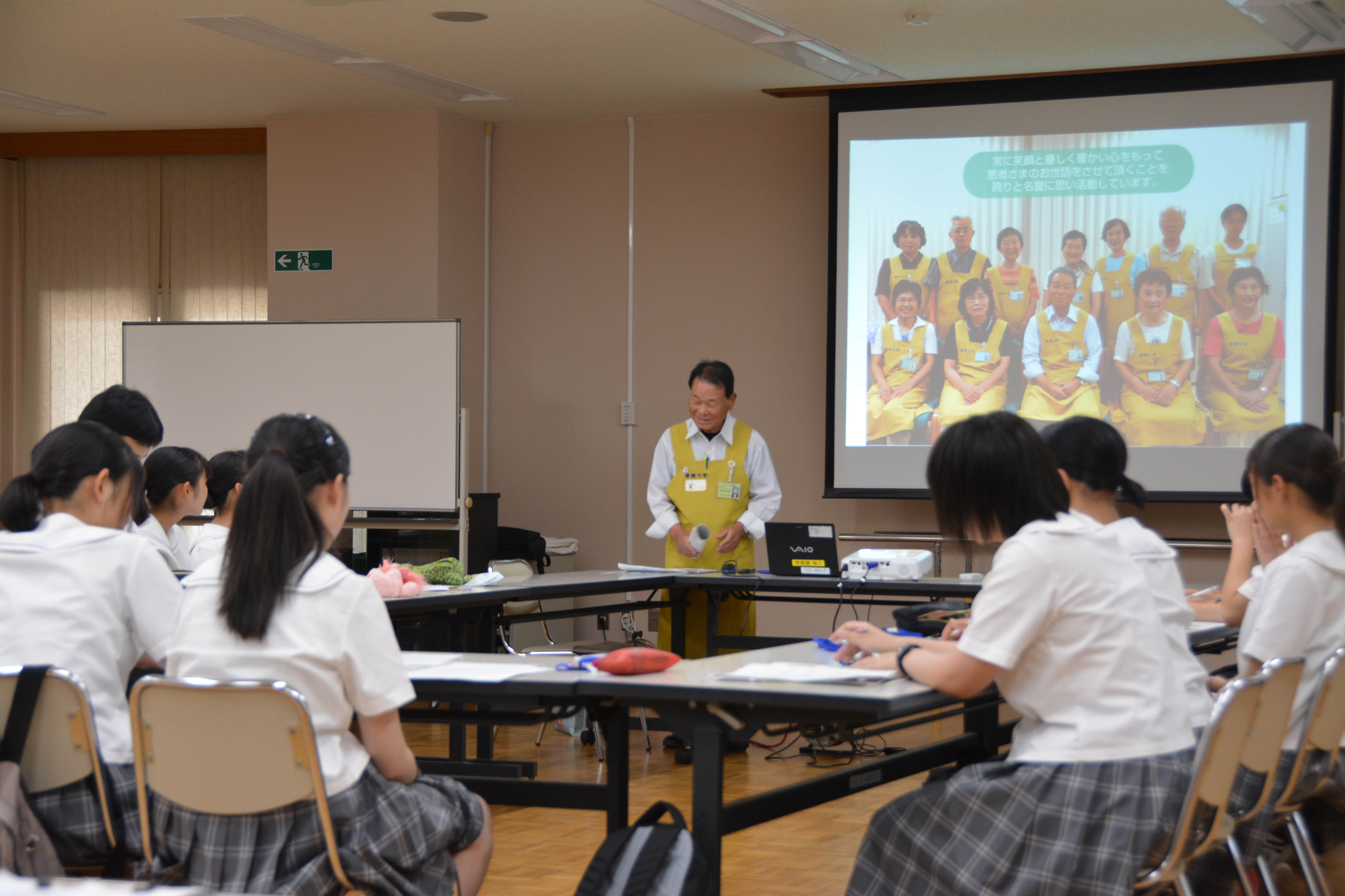 ボランティアについて学ぶ参加者
