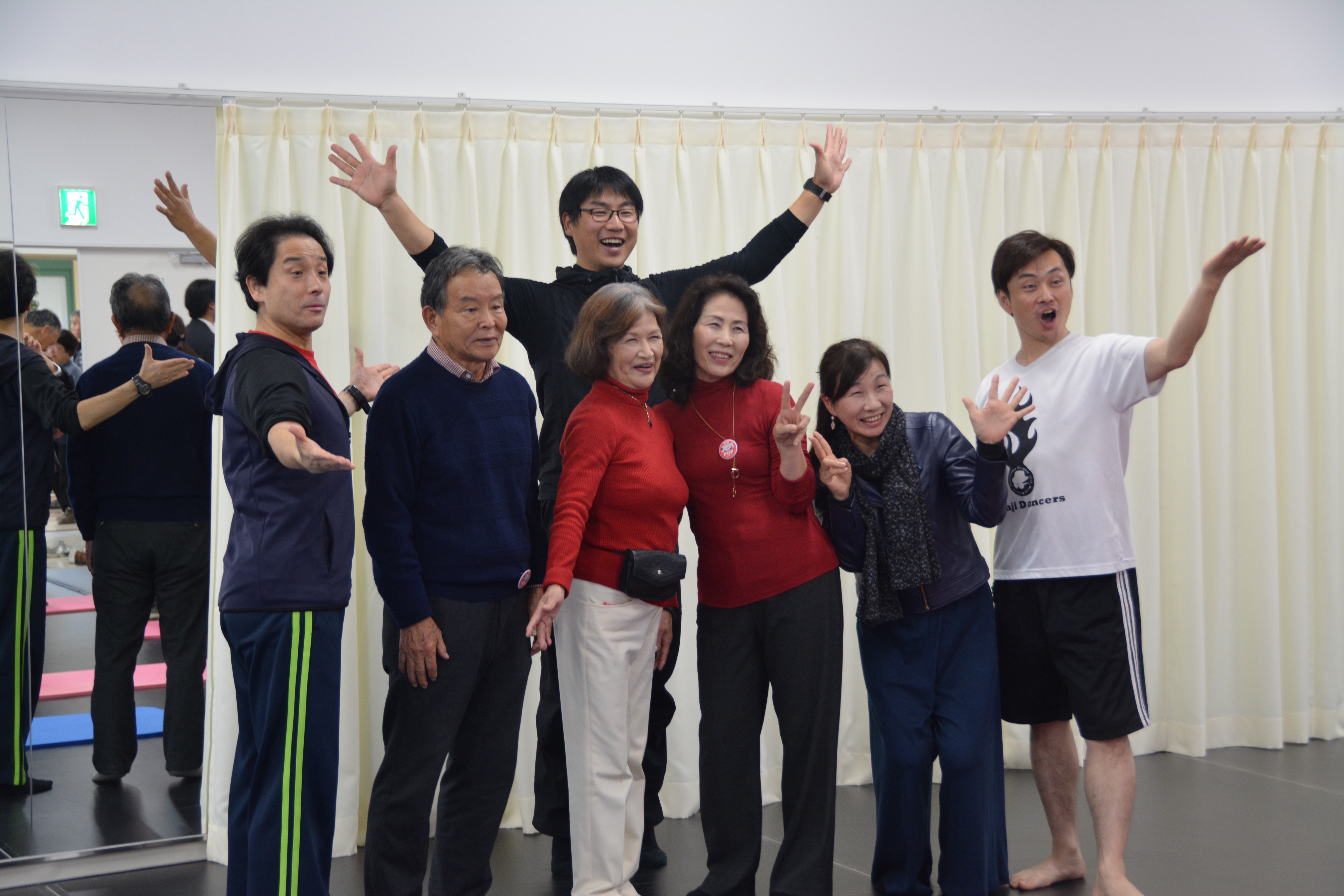 坊っちゃん劇場俳優陣との記念撮影