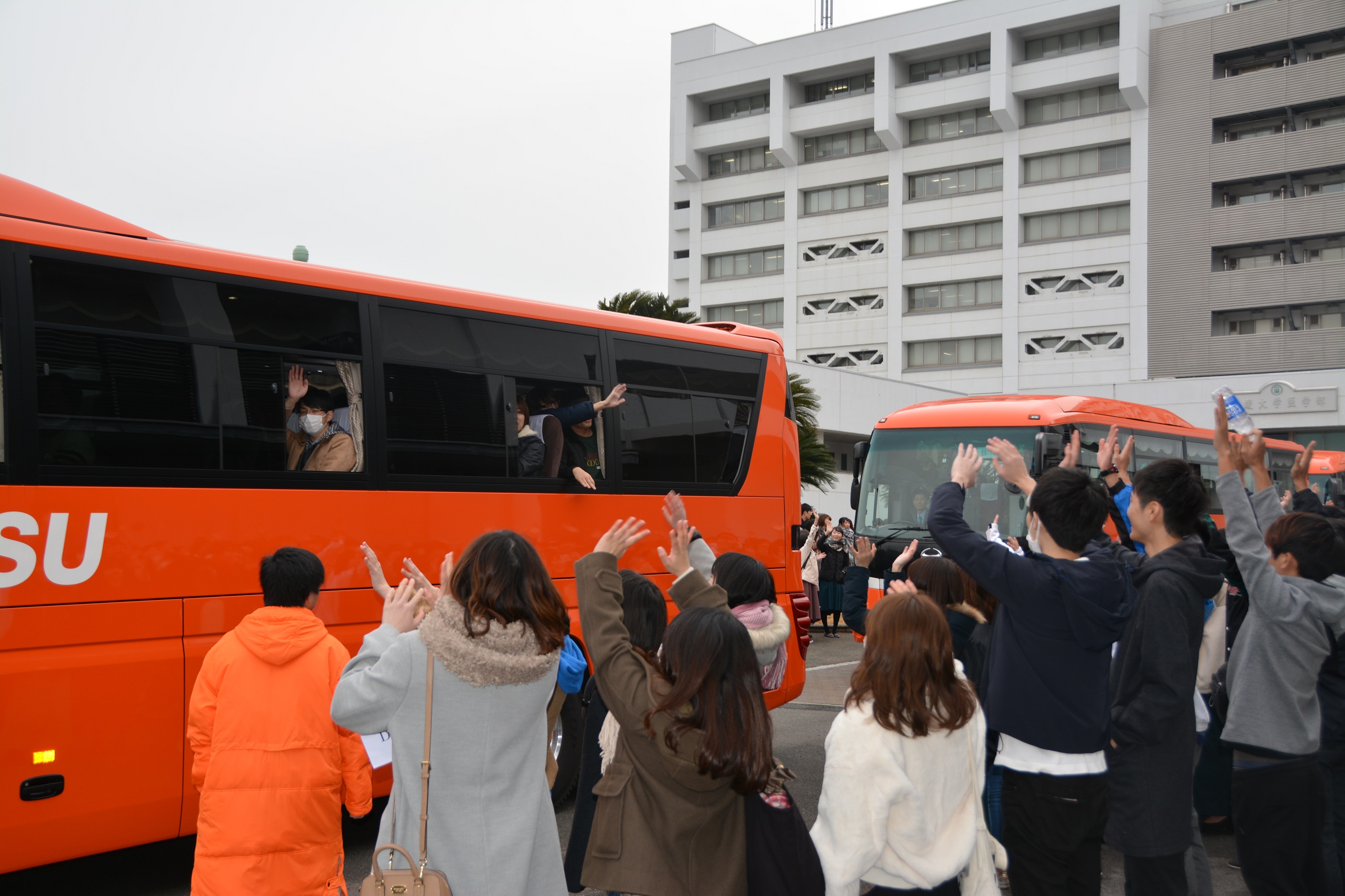 後輩に見送られる受験生たち